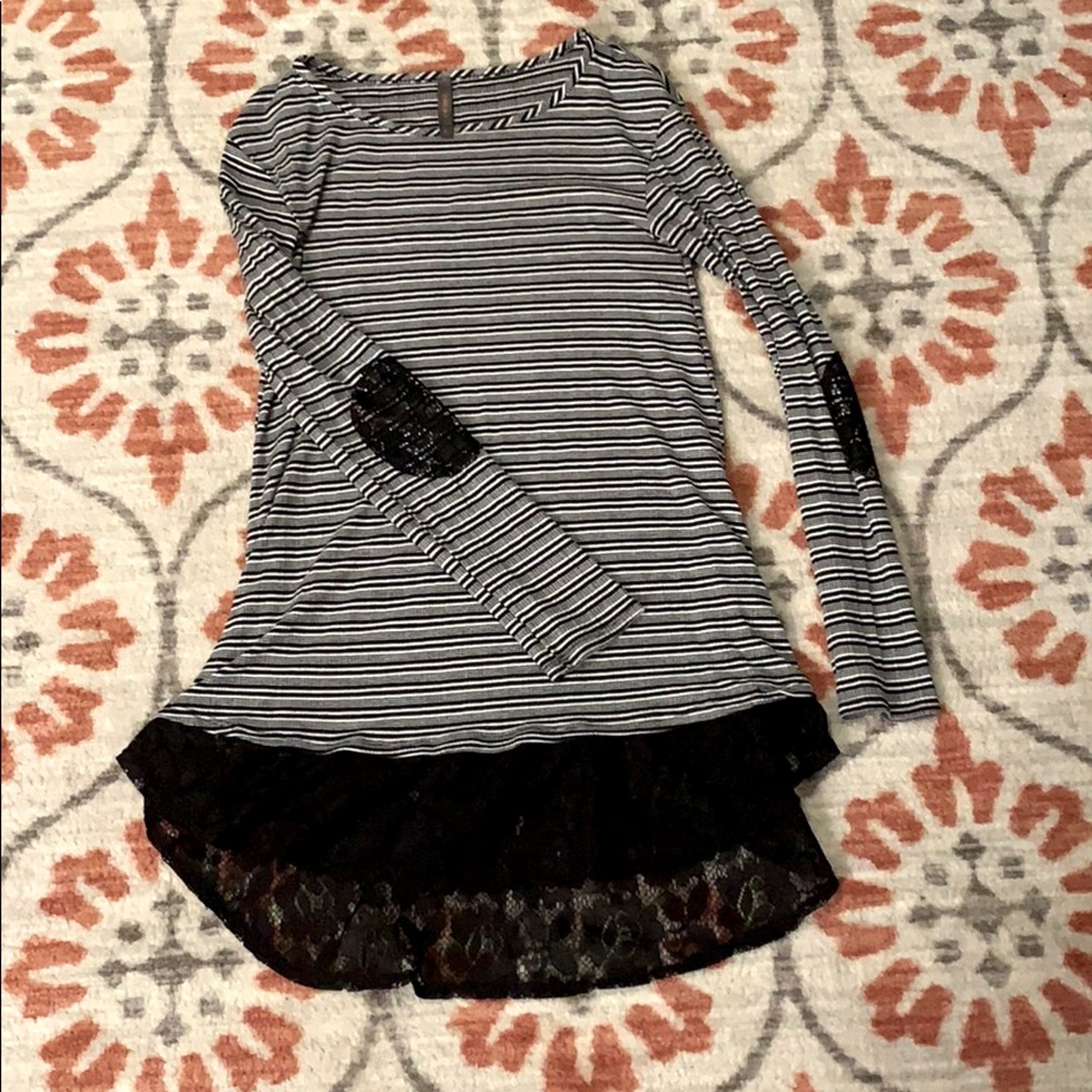 Lace-bottom tunic; L; lightly worn; lace elbow